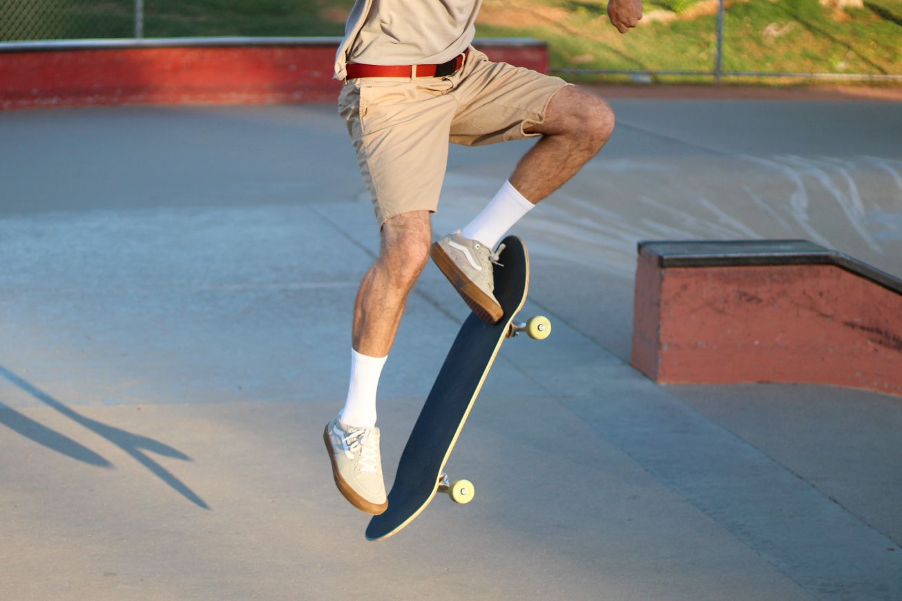 A KICKFLIP OVER THE SHARK TANK. - iFunny :)